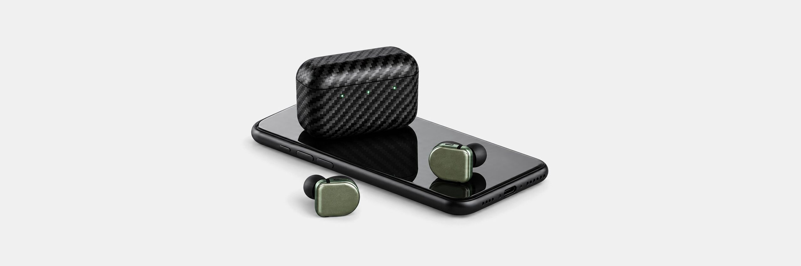 E8 Sport earbuds og kevlar-etui på en telefon E8 Sport earbuds og kevlar-etui på en telefon